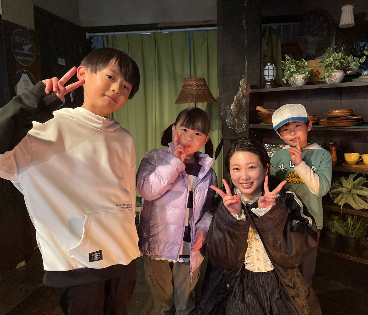 liaison_ex's tweet photo. #リエゾン日誌🏡

向山先生（#栗山千明）
堀凛先生（#志田未来）と
最終回に登場した雄大（#佐藤一和）＆ひな（#沼田あきら）＆樹（#天海塁）のオフショット😊

感動の #リエゾン 最終回は
現在【無料配信中】です📲

▶︎TVer
https://t.co/E9lcketqsf
▶︎TELASA
https://t.co/9S6MBp6shJ https://t.co/YhHCq50vsM