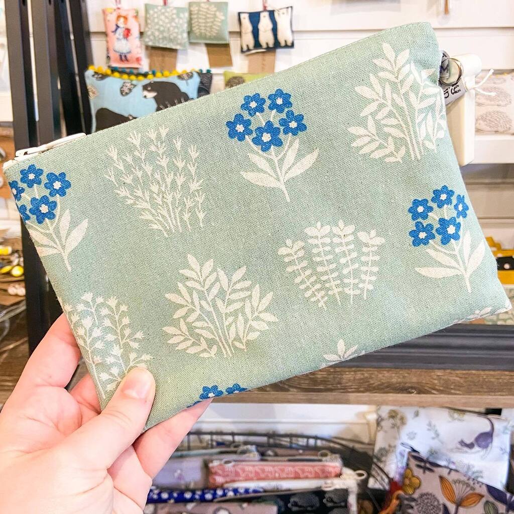 Spring is springing, Mother’s Day is just around the corner and this @momenbytommyandzac zipper pouch is perfect for both of those occasions! 🌻🌸🌺 instagr.am/p/CpxEow8s-RN/