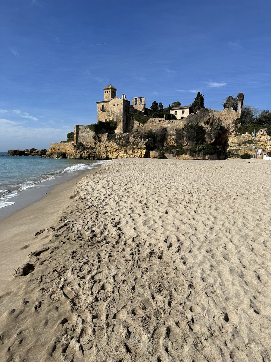 SltCnmg's tweet photo. Y, ya que estamos, paseito por la playa hasta el Castillo de Tamarit… #SaltaConGTC https://t.co/YBjs7smJ9T