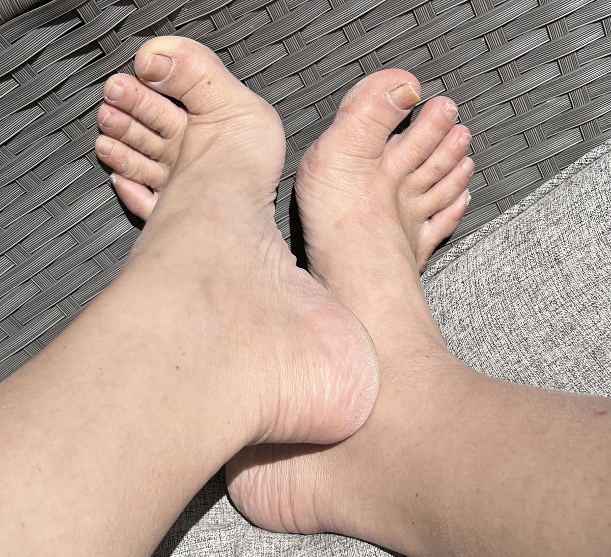 QueenNakoma's tweet photo. My perfect big feet kissed by the Sun what a perfect moment! @Brun0Parent @RTpeasant123 @blosom_rtsub @RTmutt90 https://t.co/v1fImgNF70