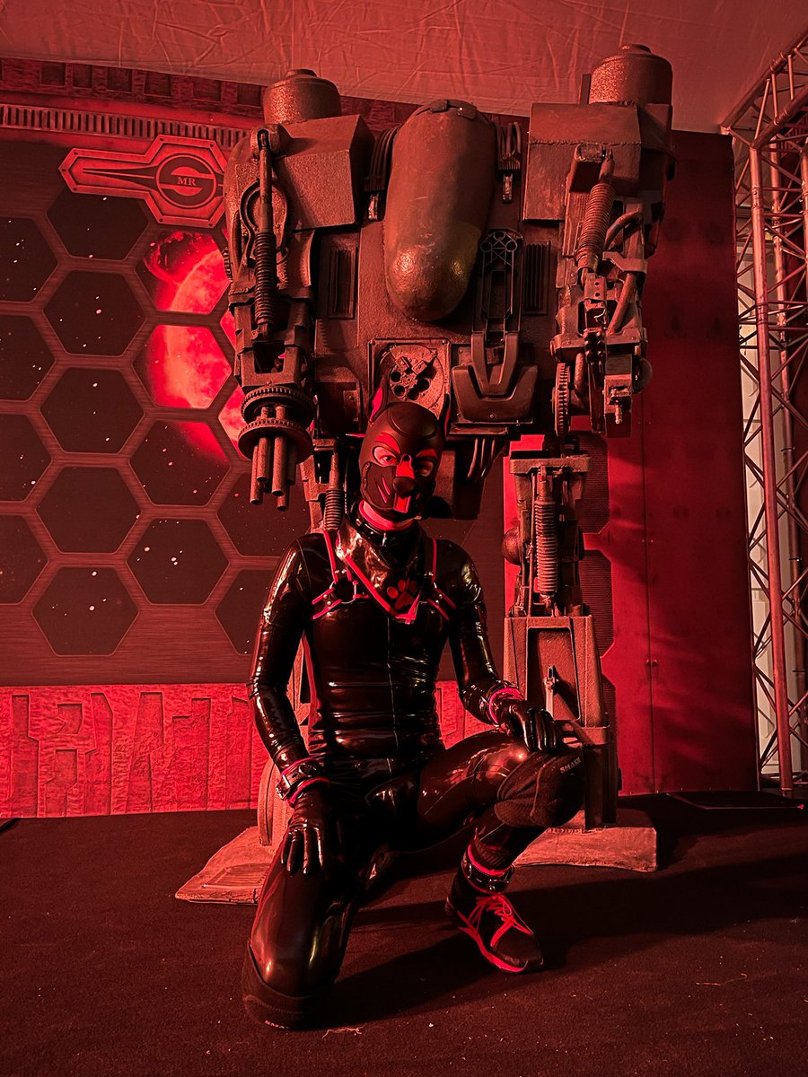 Darklands was lovely! So great to see everyone again and pat those puppy butts :3