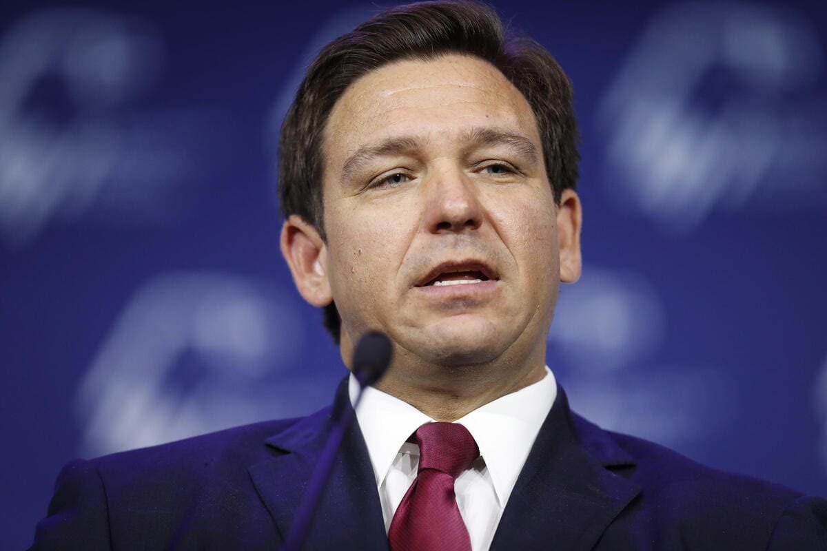 putino's tweet photo. Il Governatore della Florida Ron DeSantis si è pubblicamente dissociato dai repubblicani che vogliono difendere l'Ucraina dall'invasione russa, sostenendo che proteggere i confini dell'Europa non è un interesse vitale degli Stati Uniti.

Per DeSantis bisognerebbe invece concentrarsi sui problemi interni americani e sulla sfida alla Cina comunista. 

DeSantis ha rilasciato questa dichiarazione in risposta a un questionario inviato dal conduttore di Fox News Tucker Carlson, il quale a sua volta si oppone all’aiuto degli Stati Uniti all’Ucraina. 

Nelle sue risposte DeSantis ha detto che Biden sta facendo troppo per l'Ucraina senza avere un chiaro obiettivo su come porre fine a questo conflitto e rischia così di provocare la guerra con la Russia. 

Le sue opinioni sulla politica dell'Ucraina ora si allineano pressoché a pieno con quelle di Trump, che resta il favorito per ottenere la nomination repubblicana del 2024.