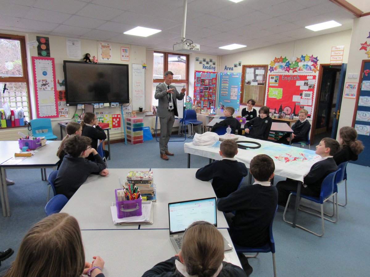 harting_primary's tweet photo. What an exciting morning in Oak class today! As part of @ScienceWeekUK we were lucky enough to be visited by Mr Grute from @Be_HSDC who demonstrated how the heart and lungs work. #hartingprimaryschool #primaryscience #makingsciencereal #bringinglearnigntolife #weloveschool https://t.co/qOYkaa4kw8