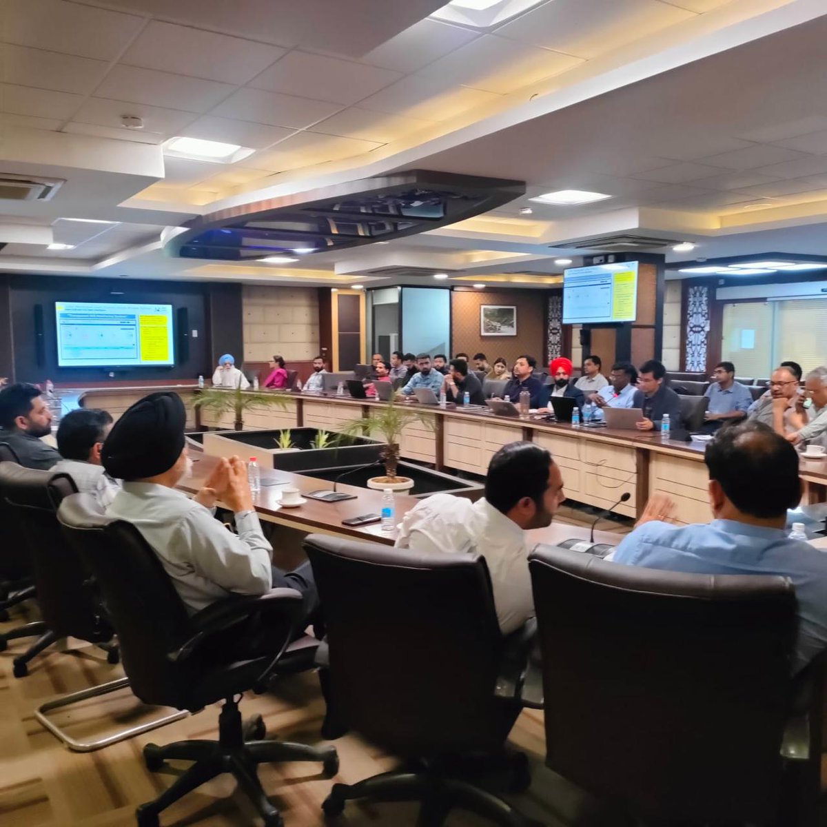 JKSinglewindow's tweet photo. Ease of doing business ( EODB) awareness workshop conducted at Jammu under the chairman Director General Industry and commerce. Various stakeholders and investors participated in this one day workshop. #easeofdoingbussiness
#singlewindowjk https://t.co/0s2yqHcWcb