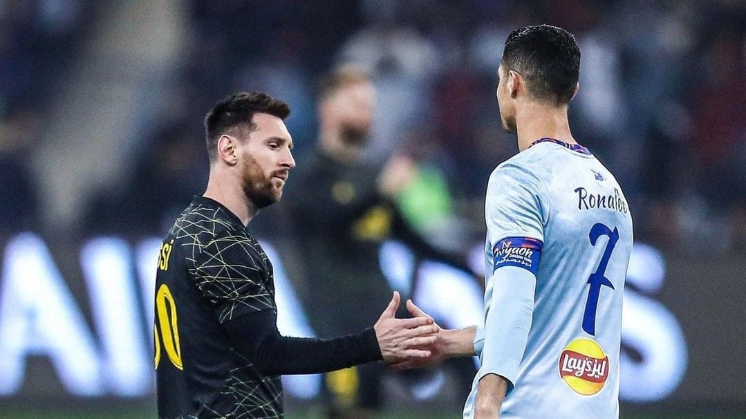 DeadlineDayLive's tweet photo. 🚨 Lionel Messi has not ruled out playing in Saudi Arabia with Cristiano Ronaldo. 🇸🇦 

His father is demanding a salary of €600M with Al-Hilal. 😳💰 

(Source: @elchiringuitotv) https://t.co/7Sy8s4LwoC