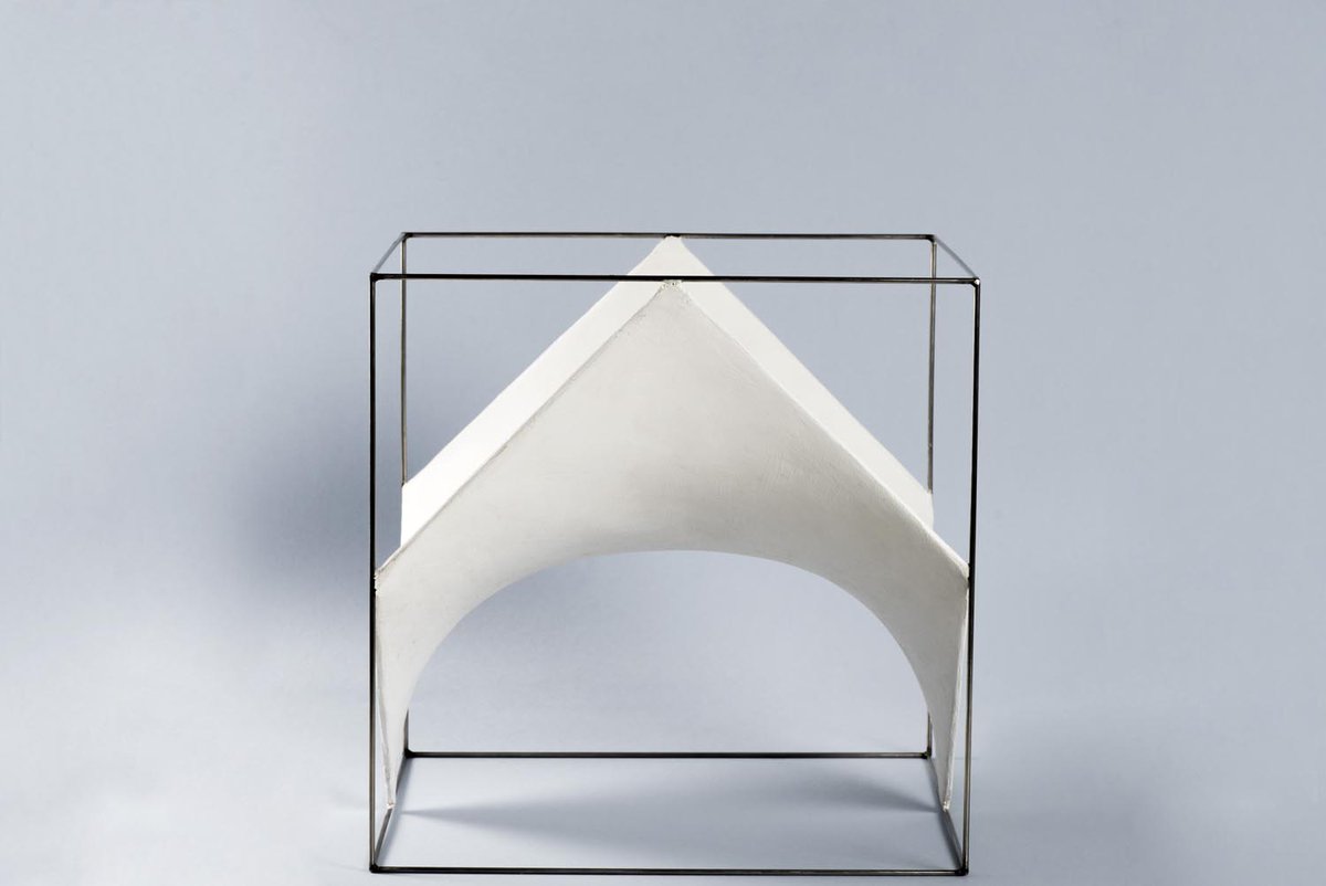 MuseoHAlvear's tweet photo. Hoy, #DíaDeLasMatemáticas, celebramos su poder como infinita fuente de inspiración para el arte contemporáneo. Lo hacemos  observando una obra de Ángel Duarte, "el más matemático de los escultores, el más poeta de los matemáticos". 

¿Sabrías decir qué forma geométrica es esta? https://t.co/dYctbOOnko