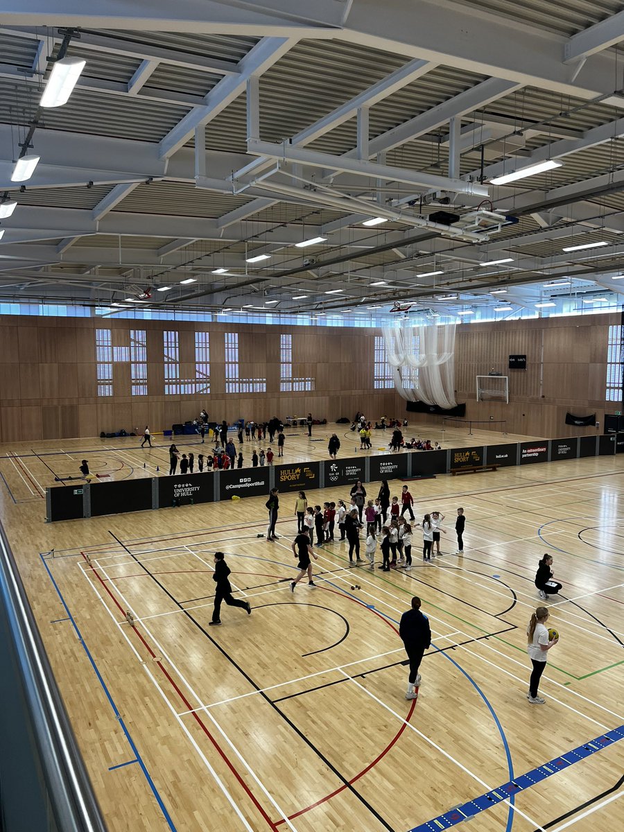 HullActiveSch's tweet photo. Brand new event for us today! KS1 Infants Athletics with @SportshallUK delivering two festivals at @HullUniSport 🏃🏃‍♂️💨

Fantastic sports leaders from @EastfieldPSHull and @siriusacademy with us today 👍

#GetHullActive https://t.co/xFsOlTRb2D