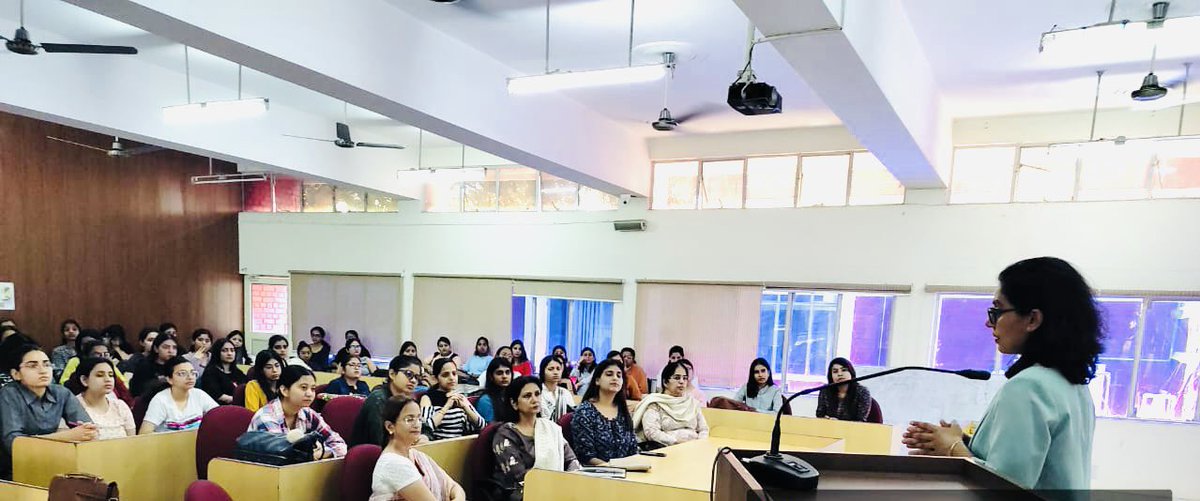 PrableenBajpai's tweet photo. rush of excitement and nostalgia in my ❤️ as I visited my alma matter after a gap of two decades for the annual alumni lecture 

my topic, “financial literacy for women” 

turnout (and Q’s) of young girls interested in the topic made me happy (as attendance wasn’t compulsory😅😅 https://t.co/CXJzxMYwOI