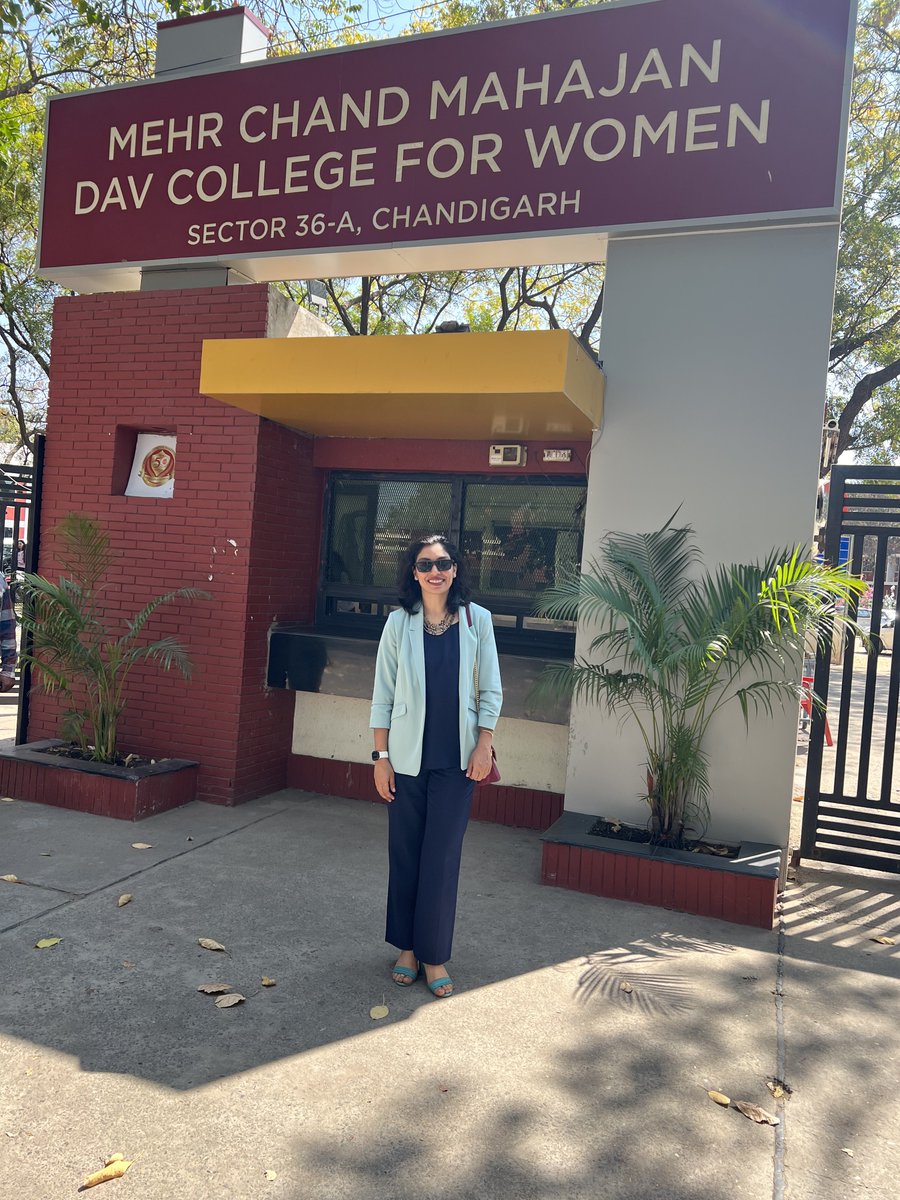 PrableenBajpai's tweet photo. rush of excitement and nostalgia in my ❤️ as I visited my alma matter after a gap of two decades for the annual alumni lecture 

my topic, “financial literacy for women” 

turnout (and Q’s) of young girls interested in the topic made me happy (as attendance wasn’t compulsory😅😅 https://t.co/CXJzxMYwOI
