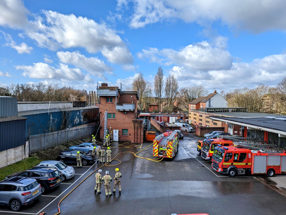 Training this morning with our newest firefighters @WMFSBrierleyH @WMFSFallingsP @WMFSWolvesfire thanks to @SWMFireControl for facilitating 😁