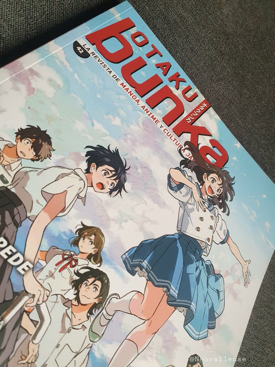 Neovallense's tweet photo. Al tomar en mis manos el número 42 de @Otaku_Bunka, sentí una chispa que hizo que gritara nada armoniosamente. Ahora, por si acaso, la leo con guantes. https://t.co/ENRon71B8Q