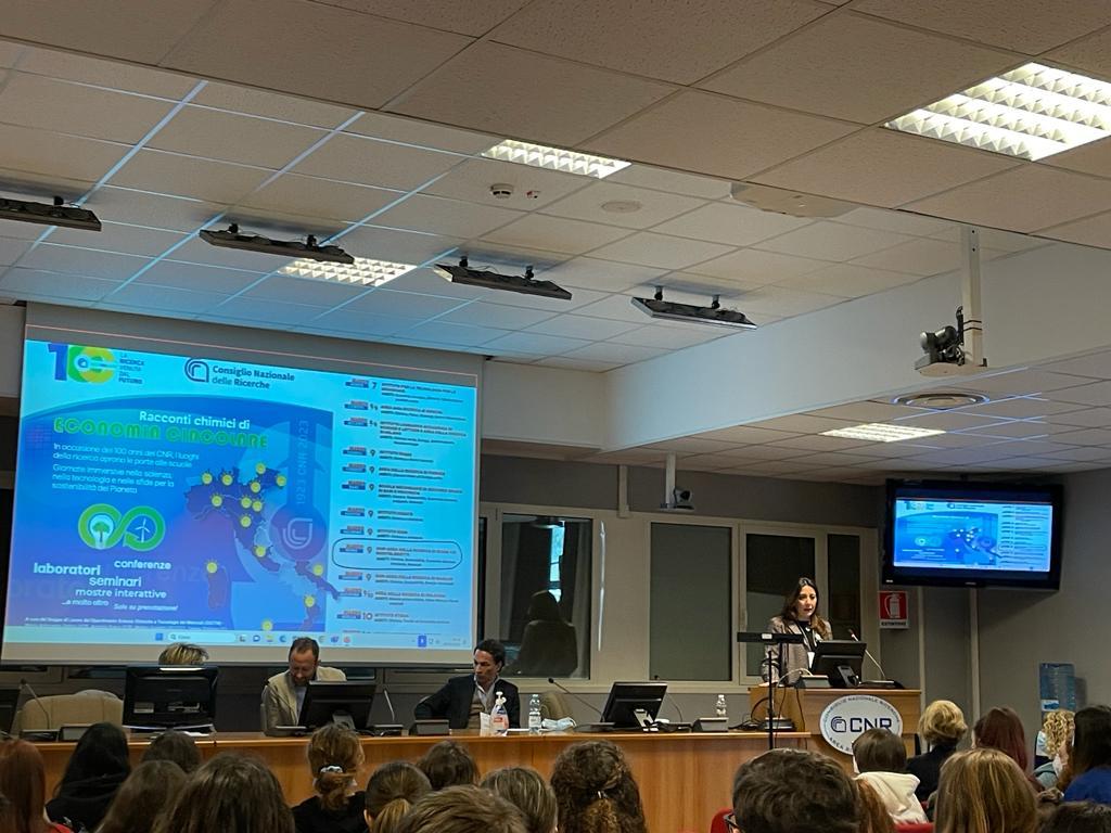 IC_CNR's tweet photo. #Microalghe per il #restauro dei #beniculturali, ed esperienze in #antartide sono i temi che i nostri Amina Antoacci e Massimiliano Catricalà hanno affrontato nell’evento organizzato con la rete #DSCTM. Spoiler: i badge sono #compostabili. Se piantati, sbocceranno #fiori https://t.co/XCDhbemDE0