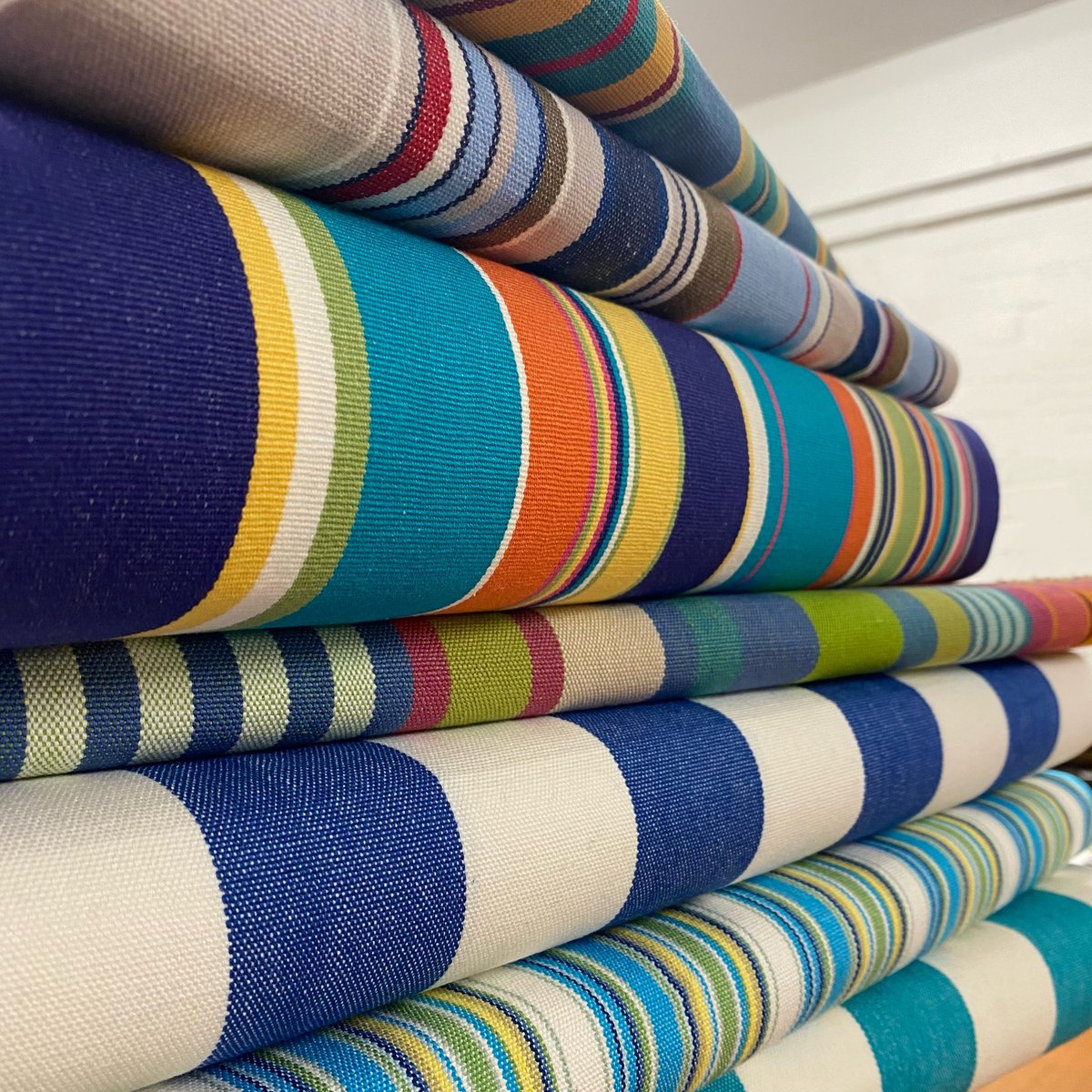 stripesco's tweet photo. The soothing tones of blue combined with the playful striped pattern create a sense of calm and tranquility, making it the perfect addition to any outdoor space. 💙🌈🧵🪡🤍

#bluestripyfabric #bluestripes #deckchaircanvas https://t.co/jkeWcvwyIk