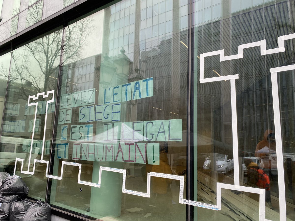 joscarwilde's tweet image. Vlakbij de deur van het werk… Een misselijkmakende middagpauze… Hoe lang nog? Quousque tandem, België? Doe er iets aan, gvd! #shameonus #nobodyisillegal #asielcrisis