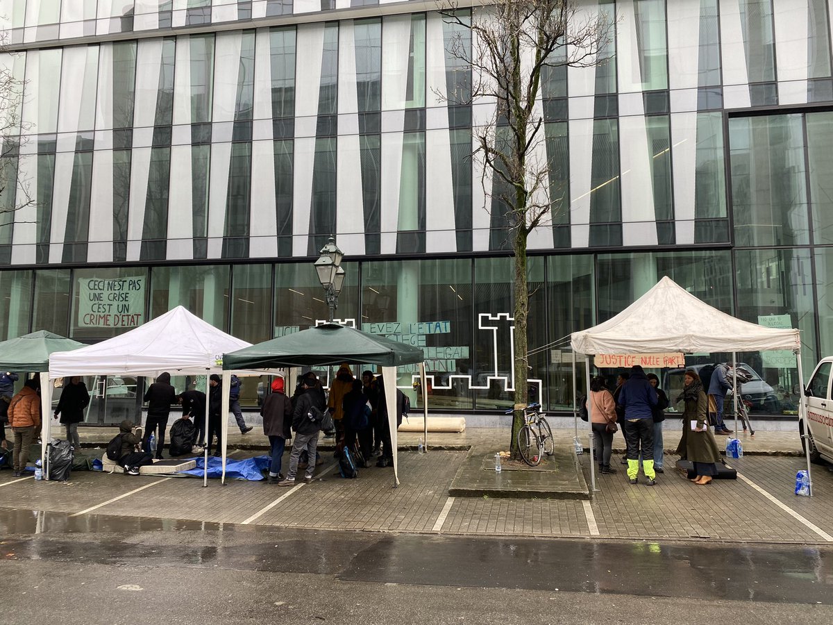 joscarwilde's tweet image. Vlakbij de deur van het werk… Een misselijkmakende middagpauze… Hoe lang nog? Quousque tandem, België? Doe er iets aan, gvd! #shameonus #nobodyisillegal #asielcrisis