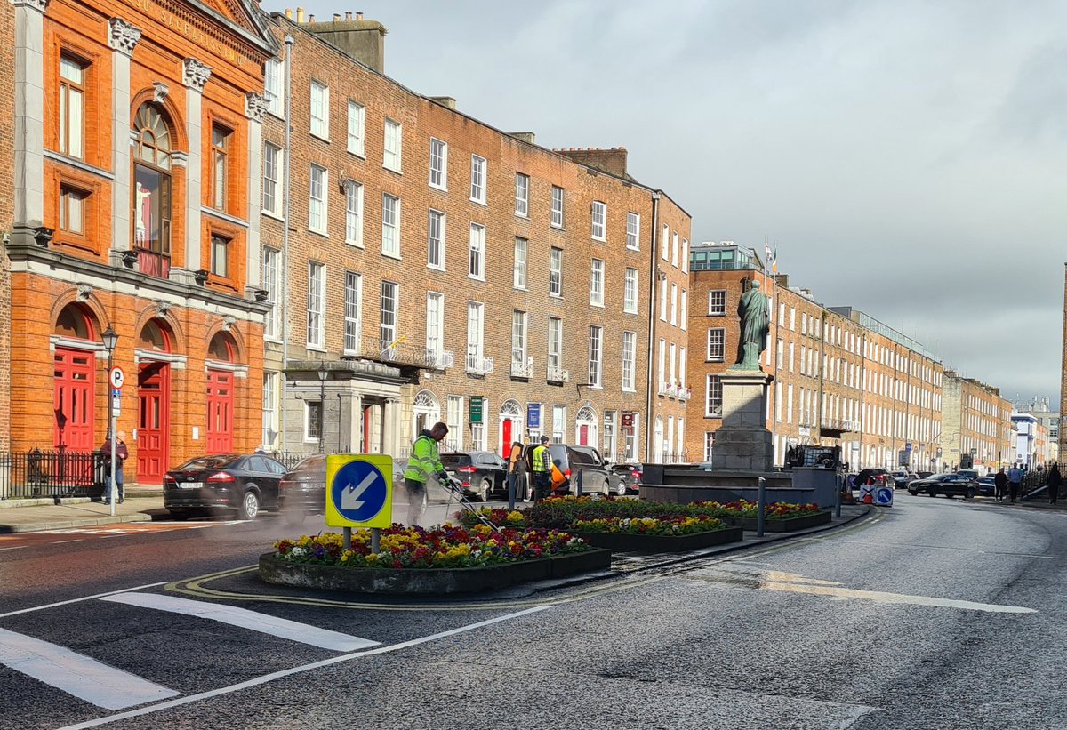 Great to see the maintenance dept. out cleaning the O'Connell Monument before the weekend . Thank you to <a href="/LimerickCouncil/">Limerick Council - Comhairle Luimnigh</a> @BrianLeddin <a href="/jamesjcollins/">James Collins</a> for dealing swiftly with this issue, &amp; all the good people who reached out &amp; were willing to help clean the fountain,#community