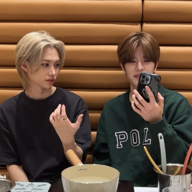 how felix’s phone looks when he holds it vs when seungmin holds it… I’m Fine