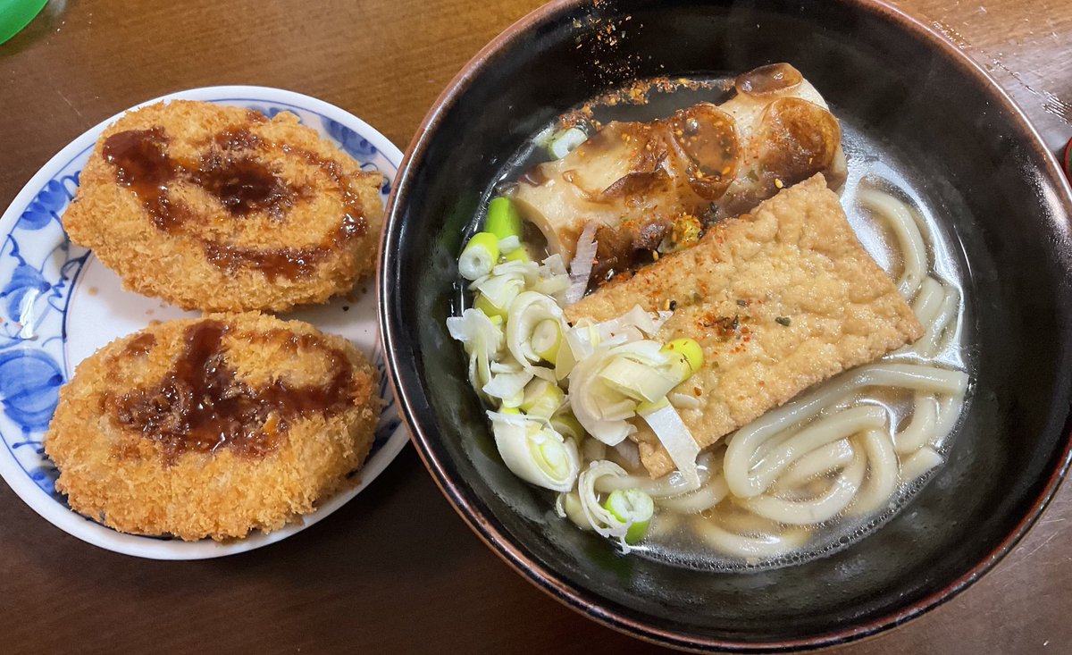 晩御飯はおでんの残り汁にうどんぶち込み、まだ鍋の底に残ってた厚揚げ豆腐と竹輪を乗せた謎うどん&ファミコロ。まだお汁は残ってるから明日もうどんだな。肉うどんにするか。 