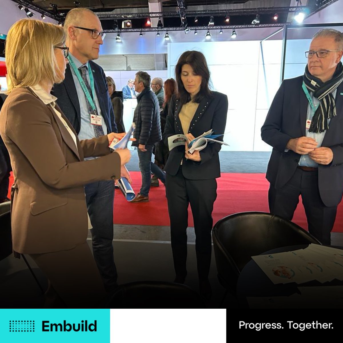 embuildfr's tweet image. #Batibouw | C’est parti ! 🏁

Le salon Batibouw est lancé. Et, en ce moment, à notre stand, du beau monde se croise et se rencontre. 
@NikoDemeester @AlexiaBertrand_ 
#progresstogether #bouw #construction