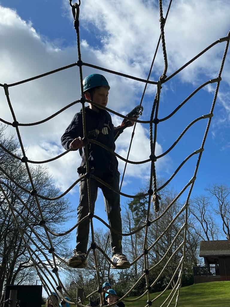 ton-yr-ywen-primary-on-twitter