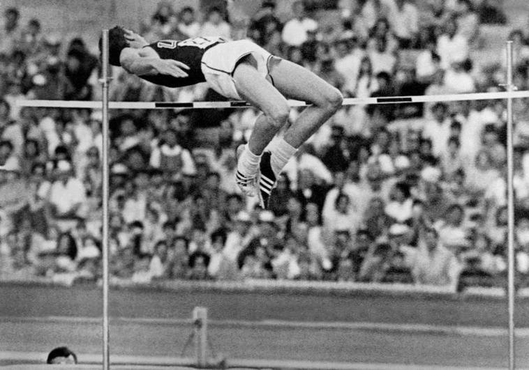 Adios a una leyenda del Atletismo. Revolicionó el salto de altura. Fostbury fallece a los 76 años.
