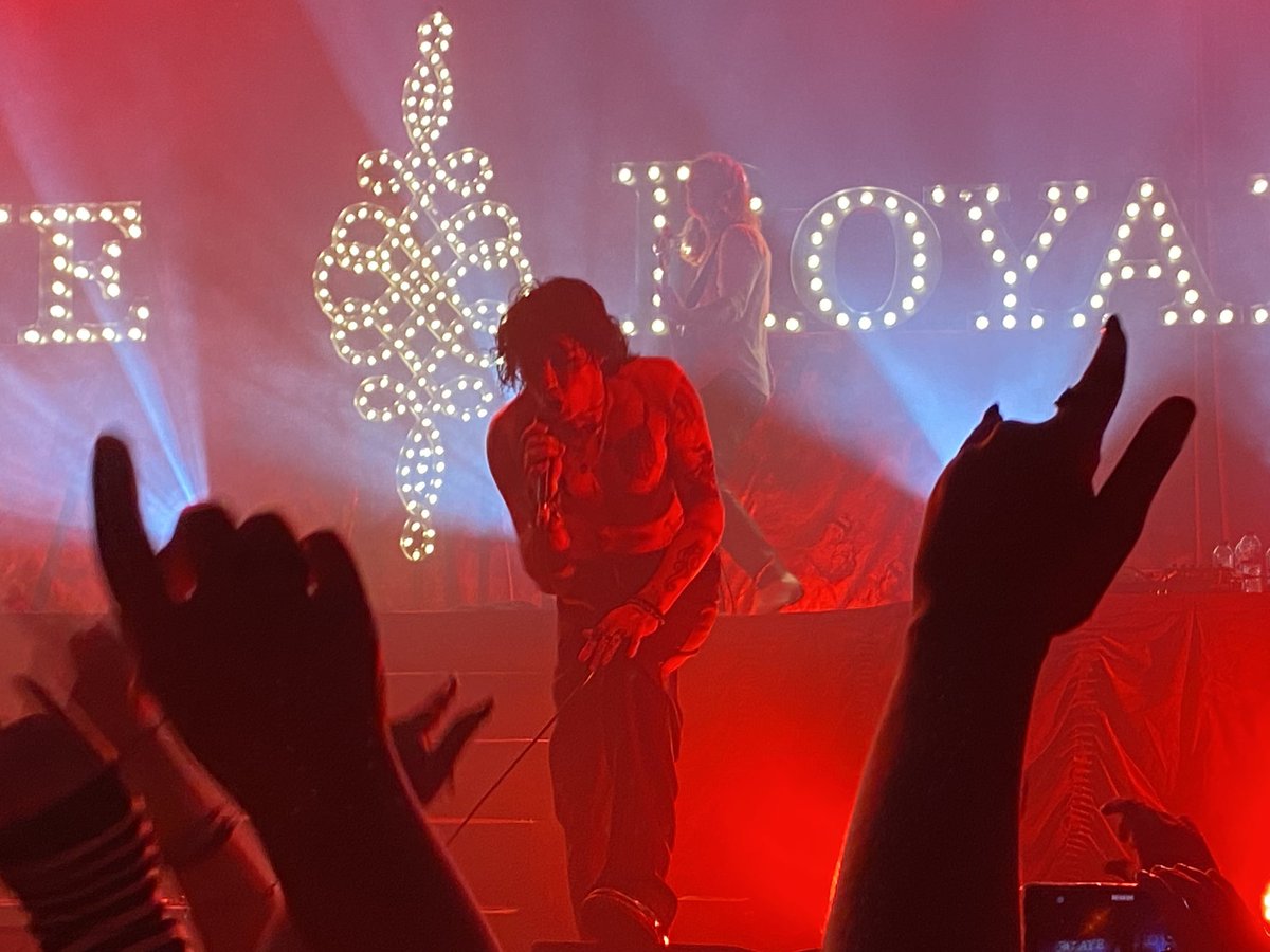 Davomanoo's tweet photo. So glad I got introduced to these beautiful people #FeverDreamTour https://t.co/4L9VBJnxEP