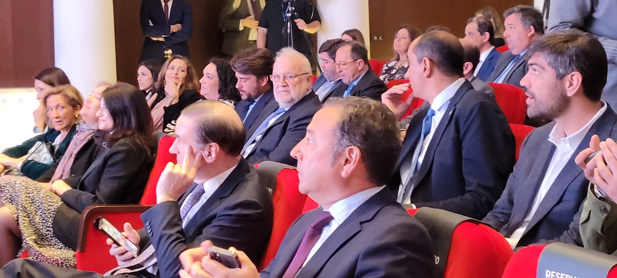 RicardoS2019's tweet image. Nuestra consejera de @EducaAnd @Patricia_Pozo_ inaugura la jornada de hoy del III Foro Económico del @elespanolcom en una charla con @Leon_Inma sobre la #Educación.

👉 La FP es el mejor plan de empleo para nuestros jóvenes y en la Junta realizamos una apuesta firme y clara.