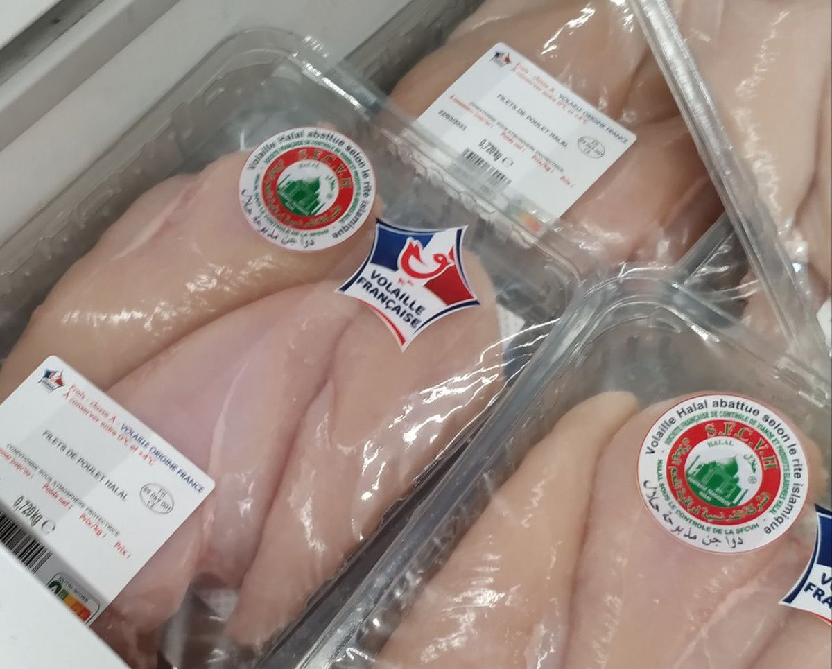 DamienRieu's tweet photo. De la chariah alimentaire (Halal) et du ramadan partout dans nos supermarchés. L’islamisation est un fantasme. https://t.co/4YSy1TNztg