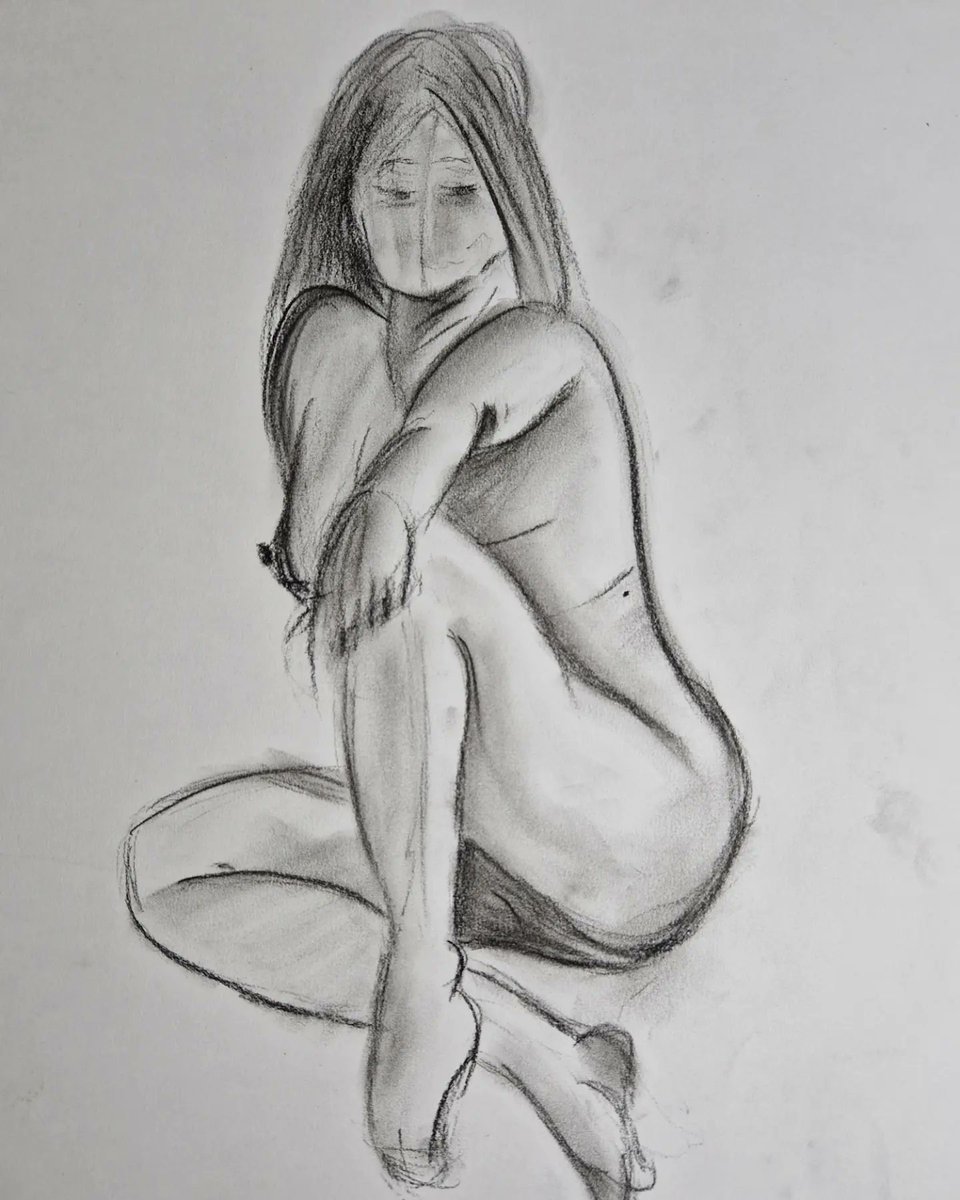 Charcoal sketching last night. Smudges and all 🖤

#lifedrawing