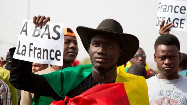 Continuez vos monologues et votre entre soi. Nous continuerons de dégager, un par un, les institutions et les intérêts politiques, militaires, économiques, monétaires, diplomatiques et culturels français de l’Afrique. Et nous gagnerons! Vous finirez par comprendre #FranceDégage