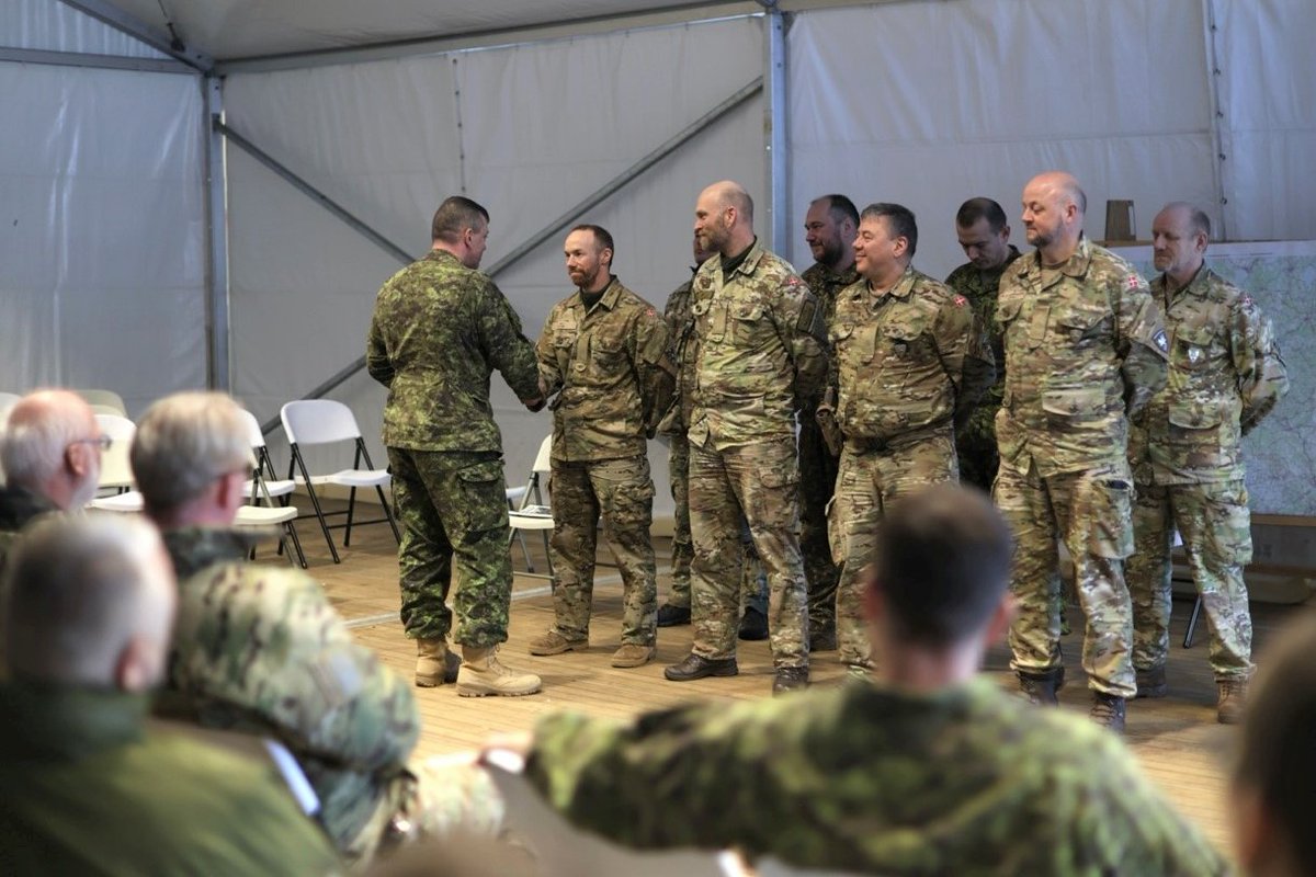hqmncne's tweet photo. While in 🇱🇻 Ādaži during #GRLI23, Commander and Command Senior Enlisted Leader #MNCNE met with Non-Commissioned Officers from @hqmndn. 

#NCOs are a vital part of armed forces, and given their roles and responsibilities — quintessential leaders within the military profession. https://t.co/0HKlo9kKXn
