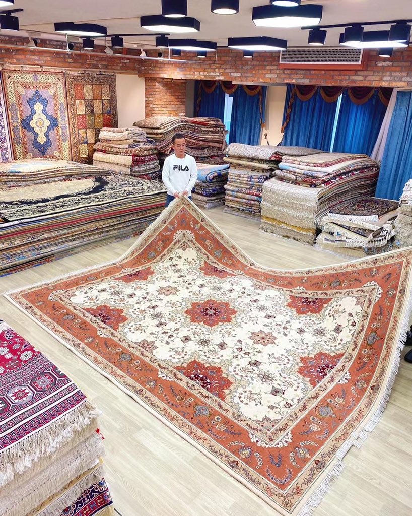 camelcarpet's tweet image. Handmade wool silk carpet to customer. #woolsilkrug #woolsilkcarpet