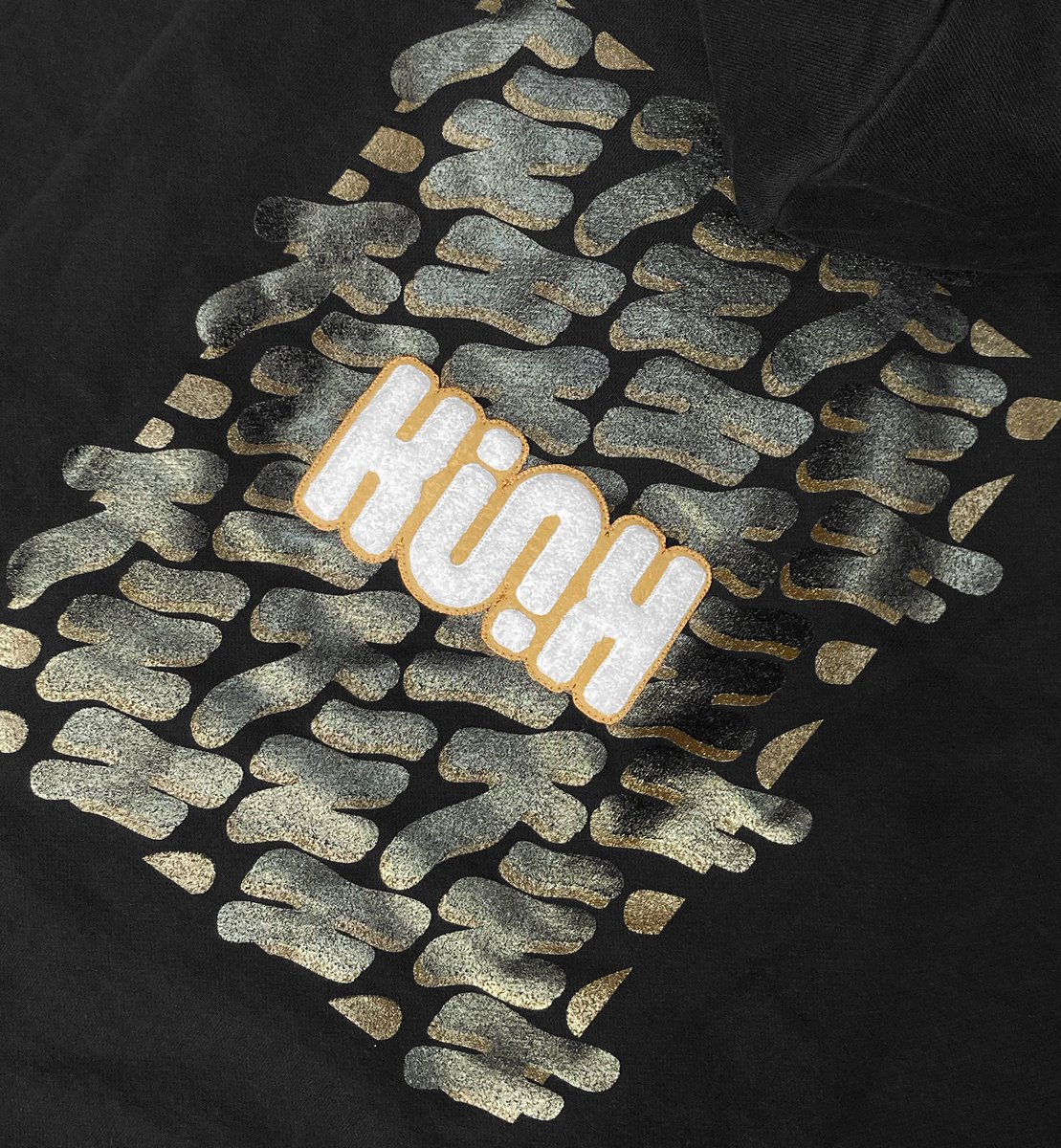 kinh_fr's tweet photo. Le Hoodie Camoufleurs noir
100% coton bio
420 gsm
🎨Sérigraphie artisanale de notre motif au dos.
🪡Patch en chenille cousu dans notre atelier.
🧵Broderie locale de notre logo sur la poitrine.
Disponible sur notre site https://t.co/uTd5tYVTlz
#MadeInMarseille #QualityOverQuantity https://t.co/8XezwRHvUz