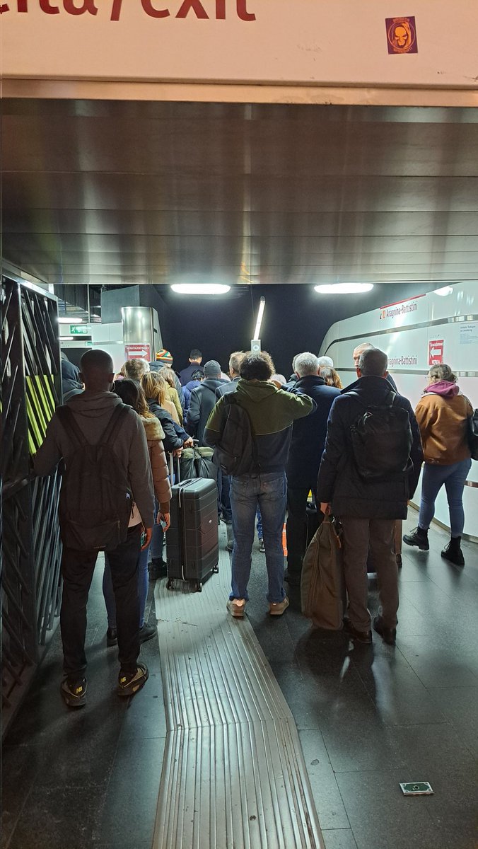 billystagger's tweet photo. Termini, scala mobile fuori uso nel già angusto passaggio tra linea B e A @MercurioPsi https://t.co/iYaq9T3Nnr