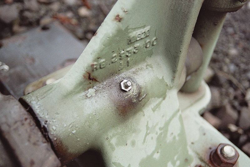 MKVertalingen's tweet photo. #Vakjargonvrijdag! Meestal mooie woorden, maar vandaag een stom woord: #smeernippel. EN: grease nipple DE: Schmiernippel. Op machineonderdeel dat regelmatig gesmeerd moet worden en waarop een vetspuit (bah! EN: grease gun, DE: Fettpresse) kan worden gekoppeld. #techniek #vertalen https://t.co/yE7M1cZh5Q