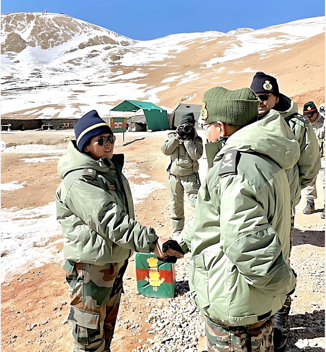 NorthernComd_IA's tweet photo. "Honouring an Icon for women from Ladakh"

#LtGenUpendraDwivedi, #ArmyCdrNC commended  Lieutenant Rigzin Chorol for beating all odds &amp; becoming first Women officer from #Ladakh &amp; realising her husband's dream, who laid down his life in the service of the nation.

#NaariShakti https://t.co/9fdOYwGGrD