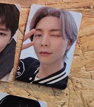 친구짱~~🥺오늘부터 발매한 MD의 틴케이스 쟈니포카에 관해서 질문이 있는데, 오늘 틴케이스를 사신 분이 있다면 알려주셨으면 합니다. 제가 받은 포카는 왼쪽인데, 안에 있는 포카는 오른쪽이고... 어느쪽이 맞는지 알려주세요🤔🙇🏽‍♀️🥹