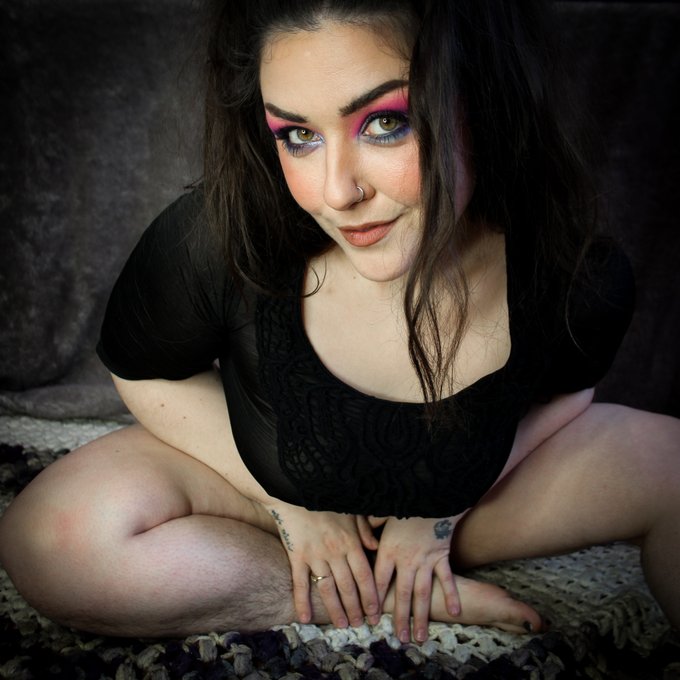 Emo vibes, and hairy thighs on the pages today!! <3 https://t.co/6SJWbPfI52 https://t.co/BmCfowUGwf