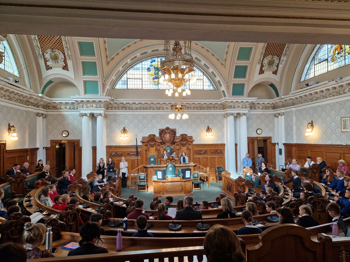 StockportMBC's tweet photo. 🌱 Primary School children in Stockport have been taking part in a debate on climate change in the council chamber this morning.

A vote is about to take place to see which ideas are presented to members at a full council meeting.

More: https://t.co/yyDHdbVSEA

#StockportCAN https://t.co/GmiiuUp9Be