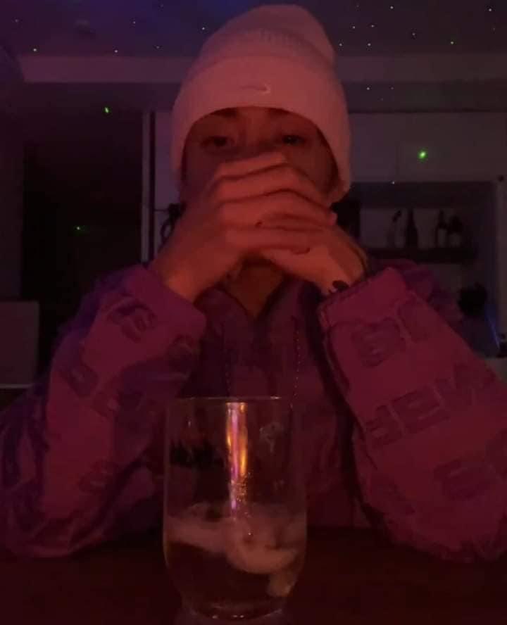 BTS_BANG_7_'s tweet photo. Prefiero que JEON JUNGKOOK venga a llorar con nosotras a un Live a qué llore el solo en su casa. 

Y POR FAVOR, dejen de decir que es alcohólic0 🔪 
#JUNGKOOK  #JK #live @BTS_twt https://t.co/3GMZqRCWcW