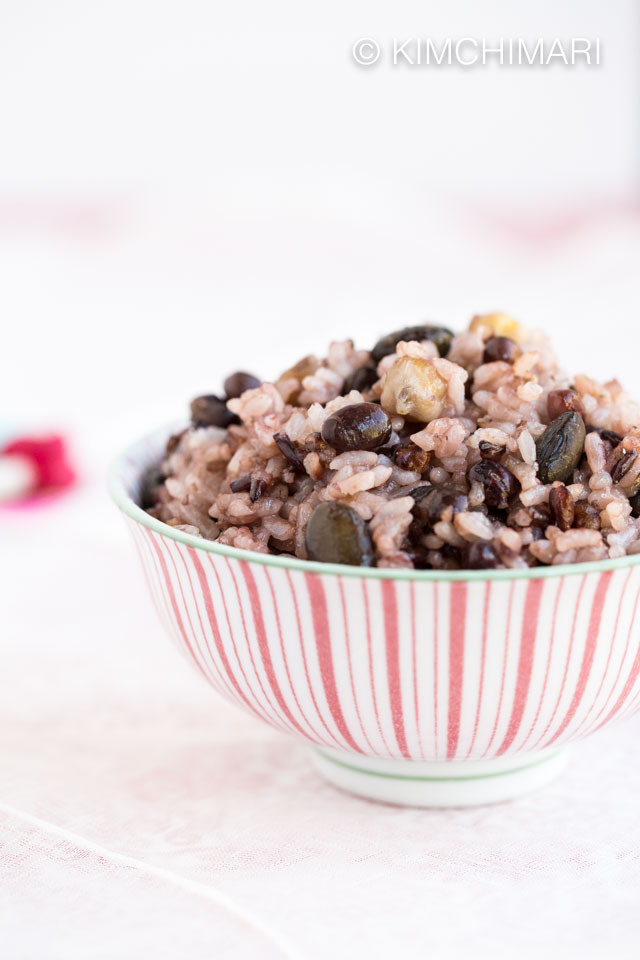 JJKimchimari's tweet image. Japgokbap/Ogokbap is a healthy and tasty Korean multigrain rice which includes grains and beans like sorghum, millet, red or black beans, and even chickpeas. This version is made in the Instant Pot which red... #rice #multigrain #healthyrecipe #koreanfood 
kimchimari.com/multigrain-ric…