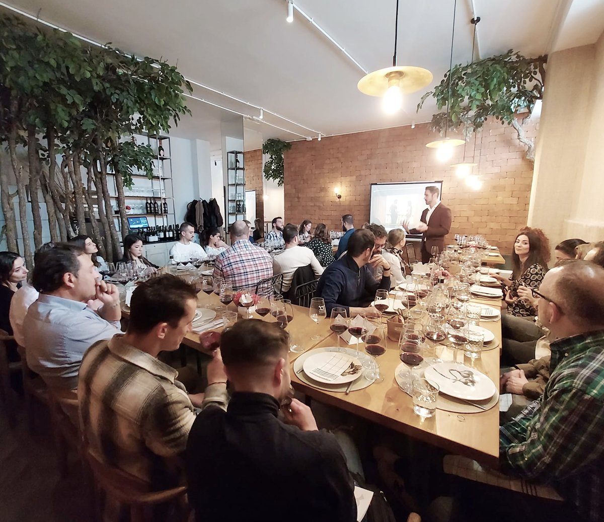 DOArlanza1's tweet photo. 🍇 Ayer #𝗗𝗢𝗔𝗿𝗹𝗮𝗻𝘇𝗮 presentó los #𝘃𝗶𝗻𝗼𝘀 de sus bodegas en un 𝗺𝗮𝗿𝗰𝗼 𝗶𝗻𝗰𝗼𝗺𝗽𝗮𝗿𝗮𝗯𝗹𝗲 🙌 y rodeados de los #𝘀𝘂𝗺𝗶𝗹𝗹𝗲𝗿𝗲𝘀 ➕ 𝗧𝗢𝗣 𝗱𝗲 #𝗠𝗮𝗱𝗿𝗶𝗱. 🍷 Nuestro más sincero agradecimiento a #𝗥𝗲𝘀𝘁𝗮𝘂𝗿𝗮𝗻𝘁𝗲𝗔𝗺𝗮𝗻𝗼 🍴 https://t.co/1vxsOdhY77
