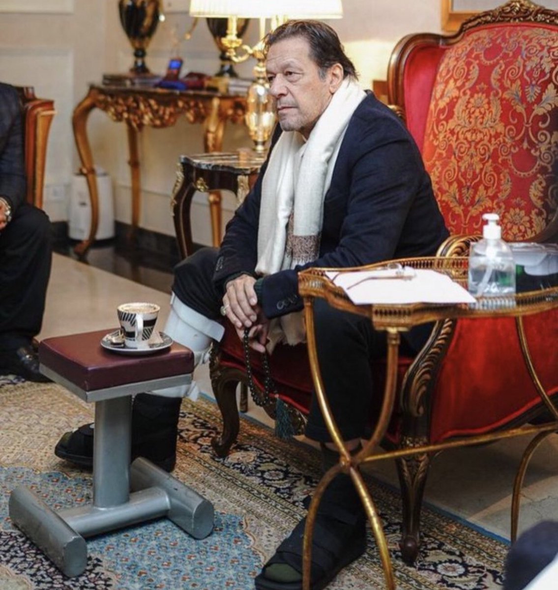AbdullahAzam999's tweet photo. وہ مرد نہیں جو ڈر جائے حالات کے خونی دامن سے
جس حال میں جینا مشکل ہو اس حال میں جینا لازم ہے
#زمان_پارک_پہنچو https://t.co/jUmimksAg2