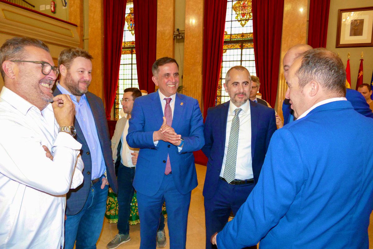 ⭐️ Renovación del traje verde y oro de la Reina de la Huerta un año más, gracias a <a href="/estrellalevante/">Estrella de Levante</a> Presentado hoy en el <a href="/AytoMurcia/">Ayuntamiento de Murcia</a> #FiestasdePrimavera #Murcia 💚 <a href="/BandoHuerta/">Bando de la Huerta</a>