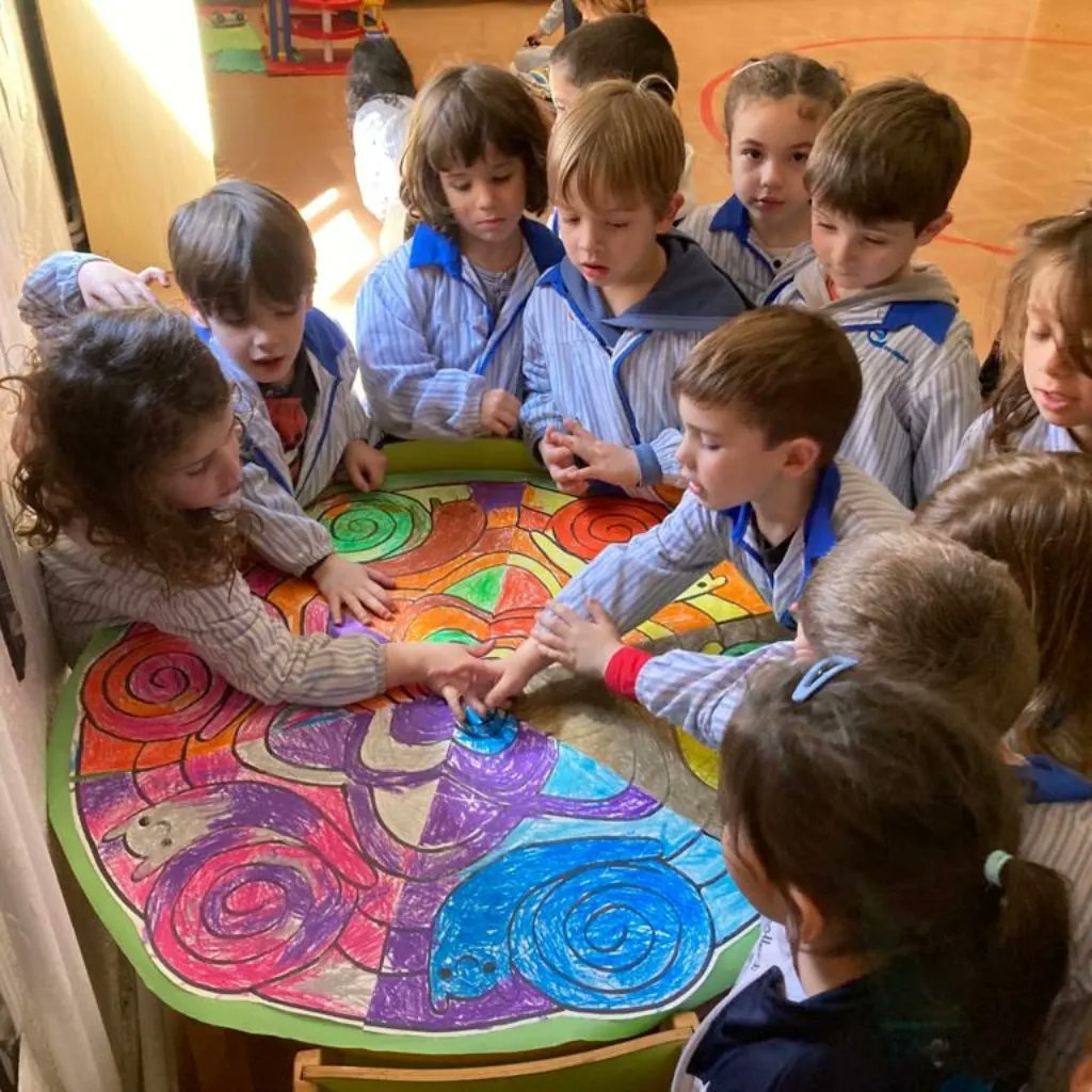 EscolapiesM_EI's tweet photo. Sessió llarga d’Interioritat: Castellers i Gegants decoren per equips una GRAN MANDALA …. Silenci, tranquilitat i concentració artística 🌈
#p4escolapiessantmartí
#interioritat @EscolapiesMarti https://t.co/NE1NmNfEem