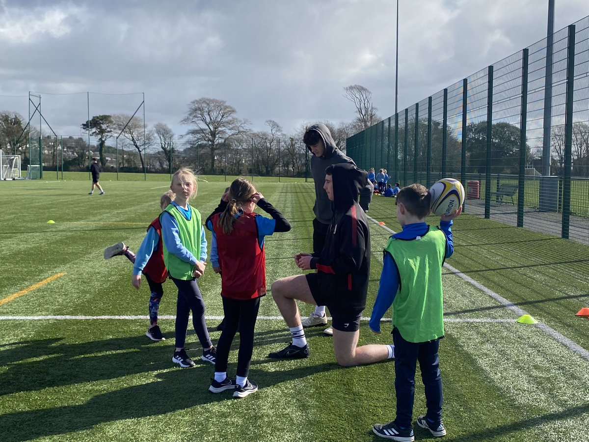 ysgoldewisant47's tweet photo. Bore braf o ymarfer corff yn @ColegSirGar @CSGsport
Diolch yn fawr iawn i'r myfyrwyr am hyfforddi. Pawb wedi joio mas draw 😃⚽️🏉 2/3 https://t.co/zw51ZFIFMp