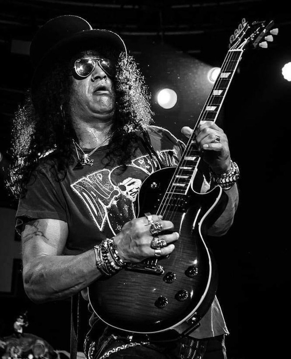 Killer shot of Slash performing with #SMKC in Milan, Italy 🔥🤘🏻🇮🇹  <a href="/Slash/">Slash</a> 

📸: Fabio Izzo