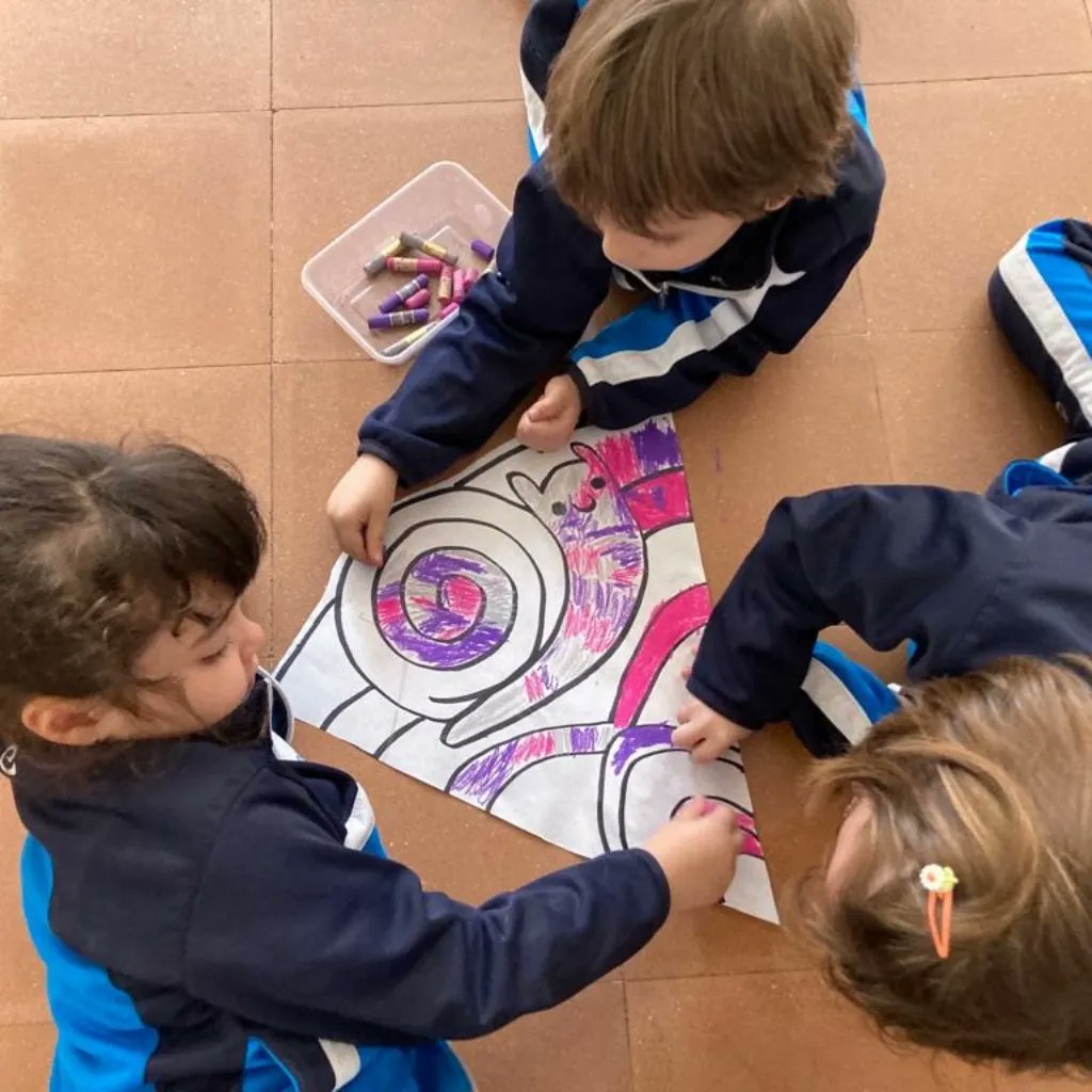 EscolapiesM_EI's tweet photo. Sessió llarga d’Interioritat: Castellers i Gegants decoren per equips una GRAN MANDALA …. Silenci, tranquilitat i concentració artística 🌈
#p4escolapiessantmartí
#interioritat @EscolapiesMarti https://t.co/NE1NmNfEem