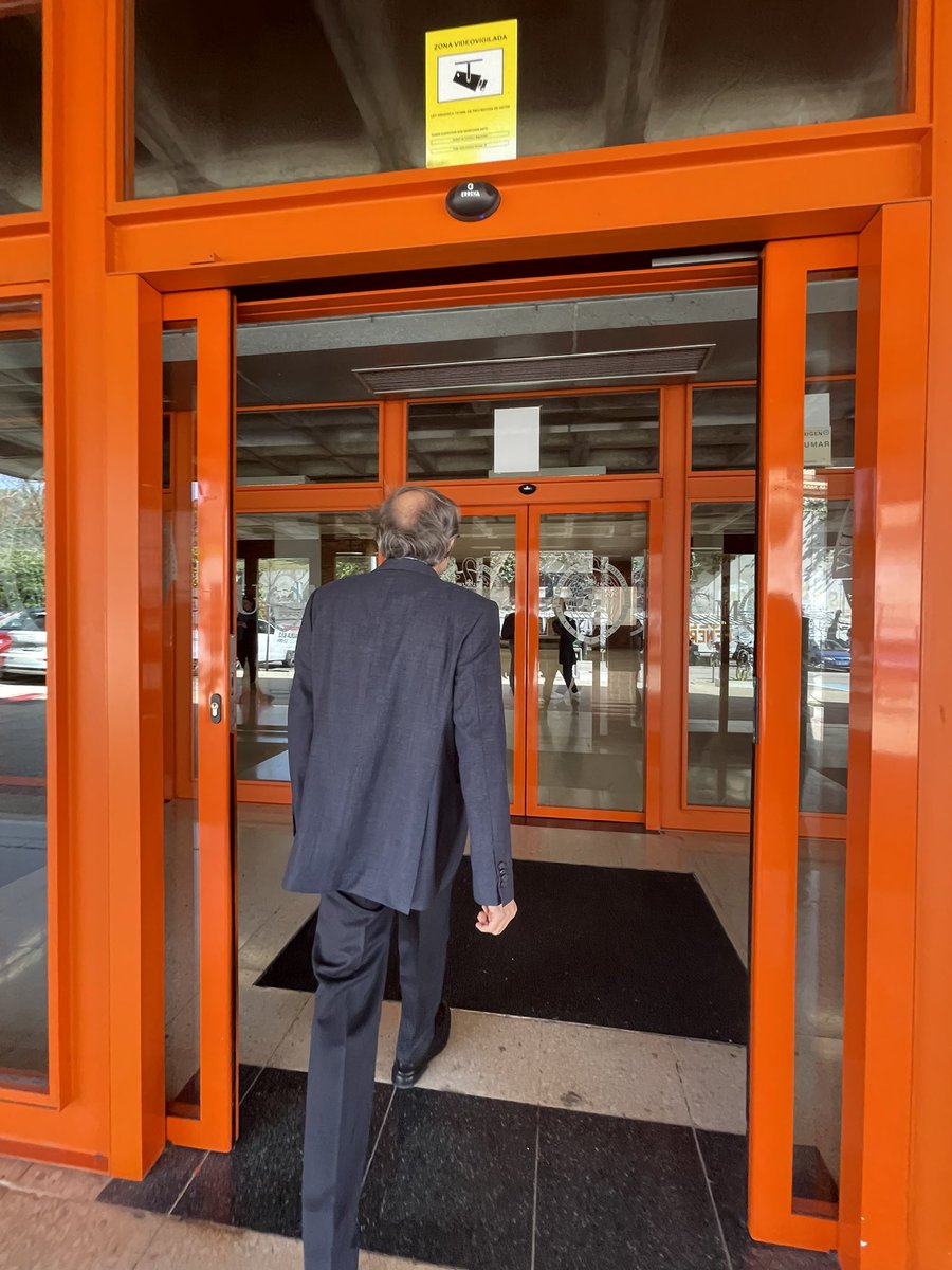 ValorCompluten1's tweet photo. Hoy #JavierAriasRector en la Facultad de Ciencias Políticas y Sociología @javardiaz #valorcomplutense https://t.co/zGC6HjWToL
