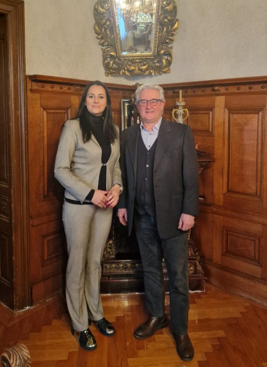 SRBinTrieste's tweet photo. Incontro del Maestro Igor Coretti Kuret con il Console Generale Ivana Stojiljkovic per illustrare il tour della European Spirit of Youth Orchestra che partirà proprio dal Consolato Generale della #Serbia a #Trieste.
#ESYO #FVG https://t.co/DDGac2F9wI